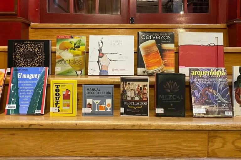 Dia-Internacional-del-Libro-y-bebidas-mexicanas (1)