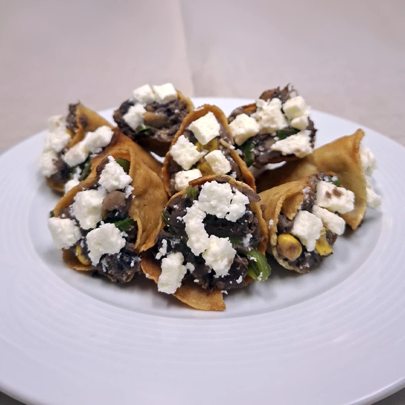 Conos Rellenos de Frijoles y Poblanos